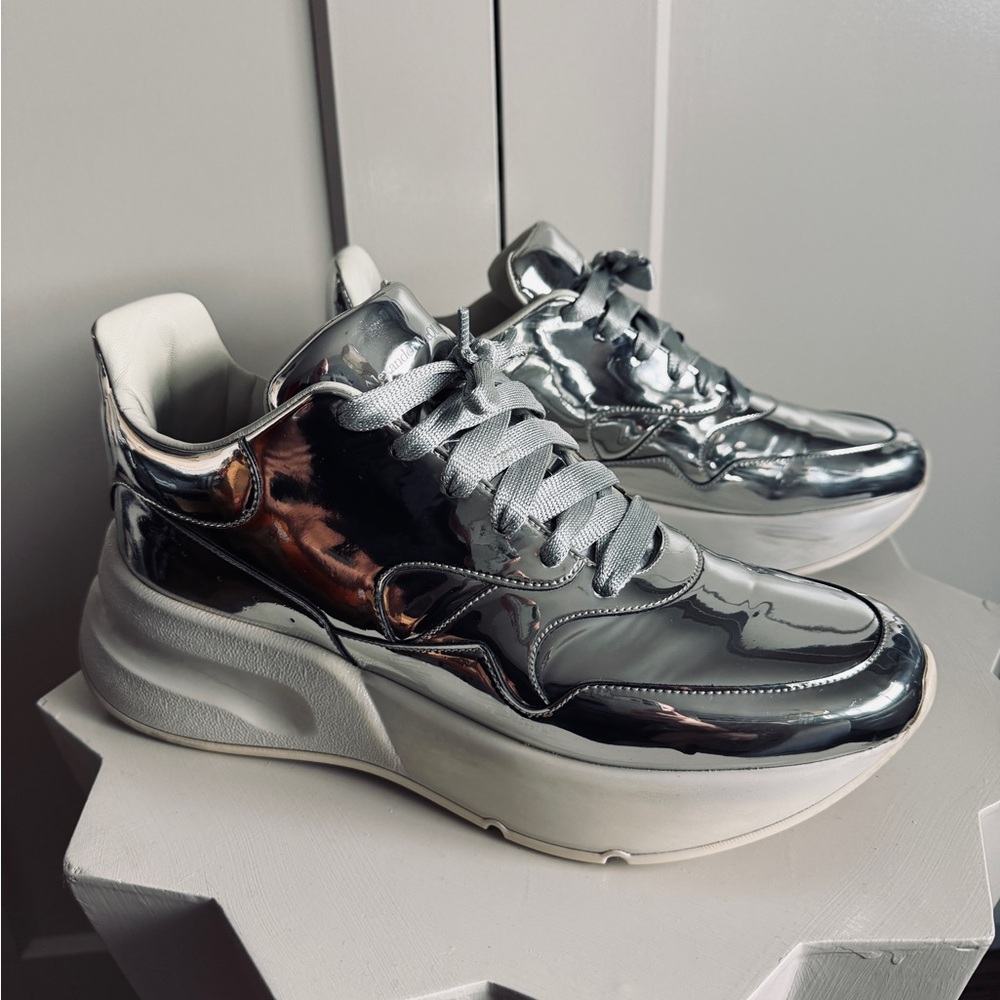 Alexander McQueen Oversized Runner in Silver